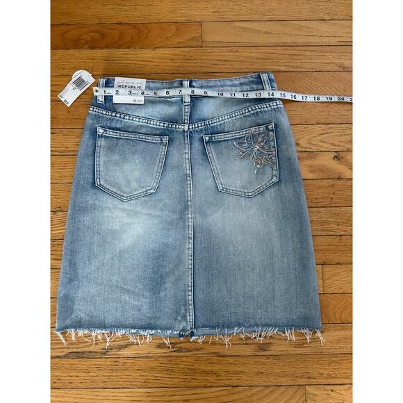 For the Republic Denim Skirt Women’s 6/27 Floral Embroidered Frayed Hem NWT - Picture 4 of 5